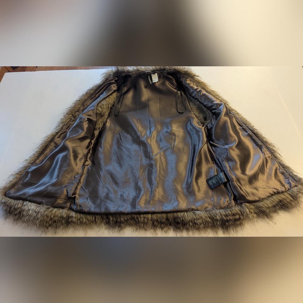 H&M Women’s Beige Stylish Lightweight Faux Fur Vest. Size 4 - Picture 4 of 11